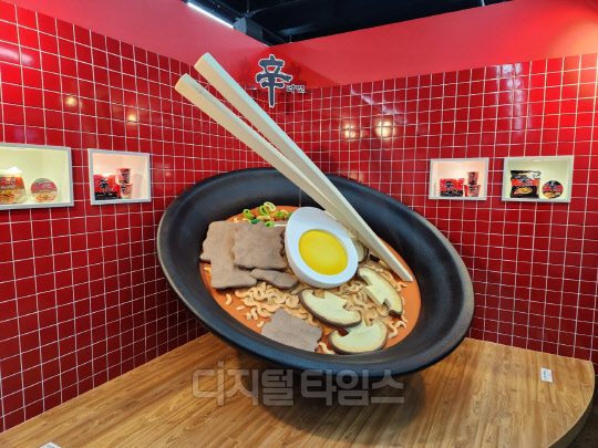 '제페토X신라면 팝업스토어' 내에 마련된 자이언트 신라면 포토존. 윤선영 기자